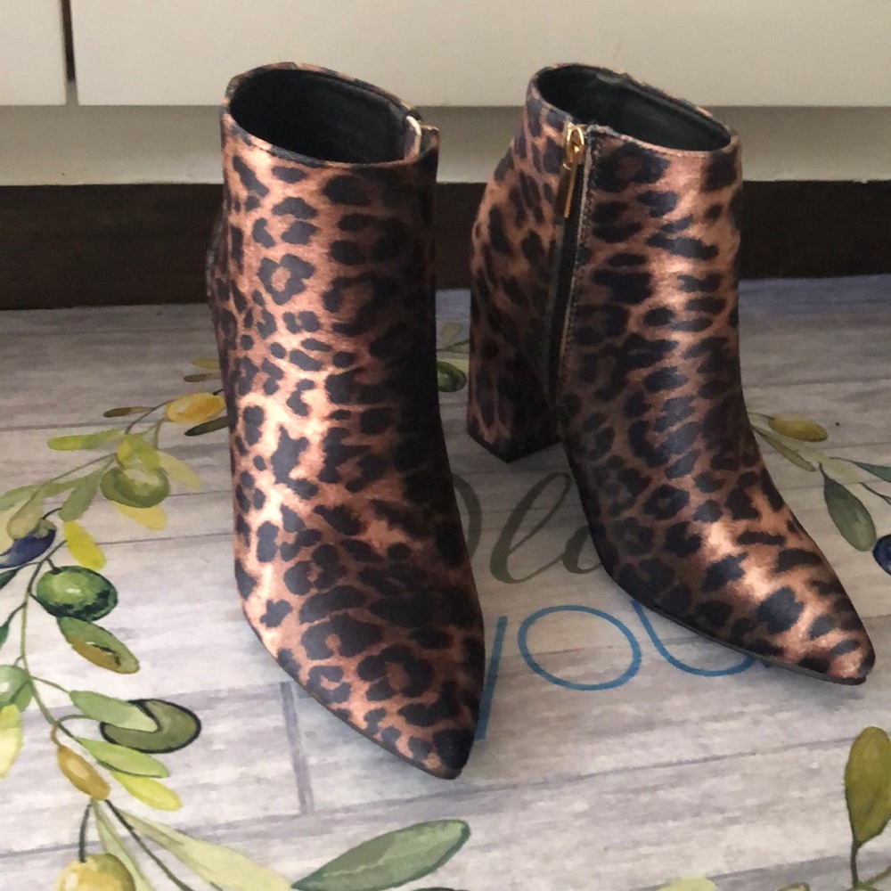 Ankle leopard boots